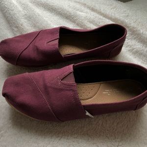 Toms- Maroon